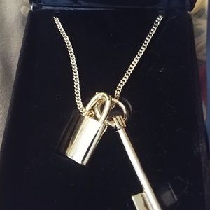 Victoria Secret! Scandalous necklace